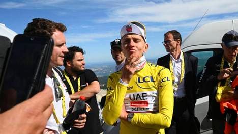 Tour de France 2025 Stage 16 MONT-VENTOUX, FRANCE - JULY 22 : Pogacar Tadej (SLO) of UAE Team Emirates during stage 16 of the 112th edition of Tour de France an UCI World Tour 2.UWT cycling road race stage for Men Elite of 172 km with start in Montpellier and finish in Mont-Ventoux on July 22, 2025 in Mont-Ventoux, France, 22 07 2025 ( Motordriver Kenny Verfaillie - Mont-Ventoux France PUBLICATIONxNOTxINxFRAxBEL Copyright: xVincentxKalutx