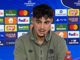 Aleksandar Pavlovic wird auf die Vertragssituation seines Mittelfeldkollegen Leon Goretzka angesprochen. Der Bayern-Star spricht dabei vor allem über das Verhältnis zu seinem sportlichen Kontrahenten.