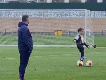 Barcelona-Torhüter Wojciech Szczęsny wird vor dem Halbfinal-Rückspiel in der Copa del Rey gegen Atlético Madrid im Training von einem ganz besonderen Gast warmgeschossen.