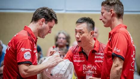 Dimitrij Ovtcharov (l.) und Ruwen Filus (r.) unter Druck