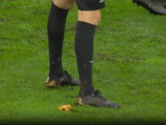 Nur drei Tage vor dem Gastspiel des FC Bayern im DFB-Pokal kommt es in Saarbrücken zu kuriosen Szenen - und das Spiel gegen Dynamo Dresden muss sogar abgebrochen werden.