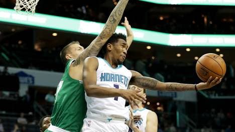 NBA: Daniel Theis von den Boston Celtics will Malik Monk von den Charlotte Hornets am erfolgreichen Wurf hindern