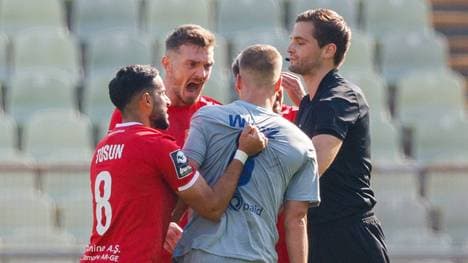 Ünal Tosun (Nummer 8) hat sich wohl fast mit Co-Trainer Goran Djuricin geprügelt