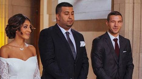 Lukas Podolski (r.) hat sichtlich Spaß als Trauzeuge