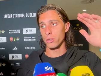 Nach Arsenals Testspielniederlage gegen Betis Sevilla müssen sich Mikel Arteta und Riccardo Calafiori Fragen zu den anhaltenden Transferspekulationen um Vini Jr. und Bruno Guimarães stellen. Konkrete Aussagen vermeiden jedoch beide.