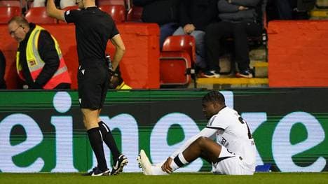 Eric-Junior Dina-Ebimbe muss ausgewechselt werden