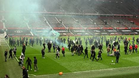 Fans drangen in das Stadion Old Trafford ein