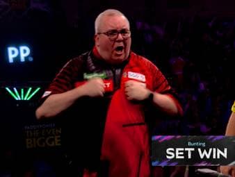 Nach Startschwierigkeiten setzt Stephen Bunting ein Ausrufezeichen. Durch ein wahnsinniges Finish rettet sich der Kultspieler sensationell zum Satzausgleich. Doch nur wenig später setzt der Altmeister noch einen drauf.