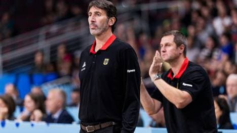 Àlex Mumbrú (l.) gibt seine Rolle an Alan Ibrahimagic ab