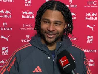 Serge Gnabry wirkt im Interview bei SPORT1-Chefreporter Stefan Kumberger gelöst. Michael Olise bringt den Flügelflitzer aber kurzzeitig aus dem Konzept. 