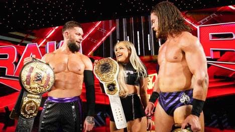 Liv Morgan verhalf Finn Balor (l.) und JD McDonagh zum Gewinn der World Tag Team Titles