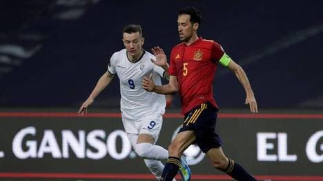 Sergio Busquets (re.) wurde positiv auf Corona getestet