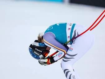In einem packenden Saisonfinale verliert Emma Aicher die kleine Kristallkugel in der Abfahrtswertung an ihre Konkurrentin Laura Pirovano. 