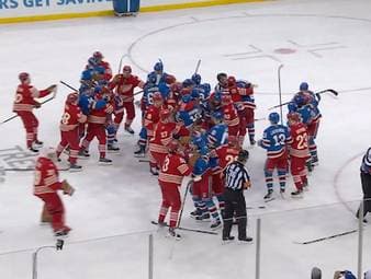 Die Detroit Red Wings feiern den knappen 2:1-Sieg gegen die Rangers - mit Schlusspfiff knallt es dann aber mal so richtig: Zwei ganze Kader geraten aneinander.