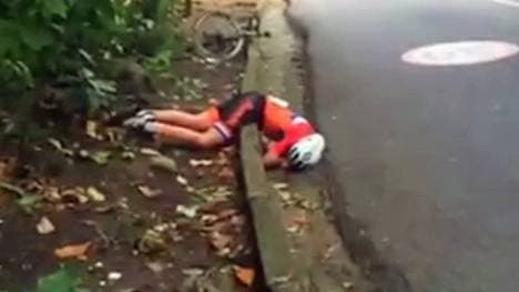 Annemiek van Vleuten musste minutenlang auf die Erstversorgung helfen