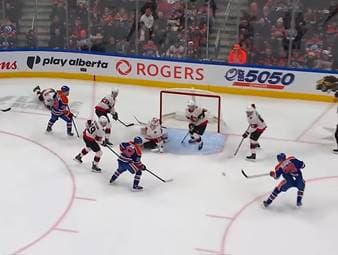 Mit zwei Treffern und drei Vorlagen führt Leon Draisaitl die Edmonton Oilers zu einem 5:4-Sieg in der Overtime gegen die Ottawa Senators. Der deutsche NHL-Star besiegt damit den ebenfalls starken Tim Stützle.