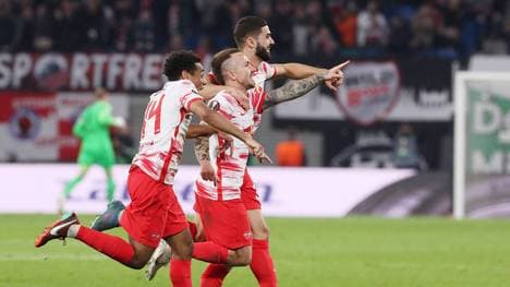 Angelino (Mitte) erzielte den späten Siegtreffer für Leipzig