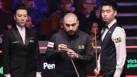 Hossein Vafaei (M.) schaltet Si Jiahui (r.) aus