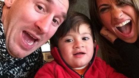 Lionel Messi und Sohnemann Thiago wünschen Mama Antonella alles Gute zum Geburtstag.