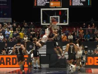 Beim EuroCup treffen die NINERS Chemnitz auf Ratiopharm Ulm. Ein Spiel auf Augenhöhe und mit einigen schönen Szenen, darunter der Alley-Hoop Poster-Dunk. Am Ende muss sich Ulm nach einem harten Kampf mit 78:89 gegen Chemnitz geschlagen geben.