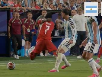 Argentinien gewinnt nach einem Platzverweis für Breel Embolo gegen wackere Schweizer und trifft nun auf England. Ein Traumtor erlöst den Titelverteidiger in der Verlängerung.