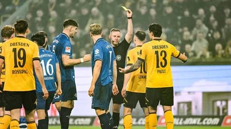 Schiedsrichter Lars Erbst stand mit seinen Entscheidungen im Mittelpunkt