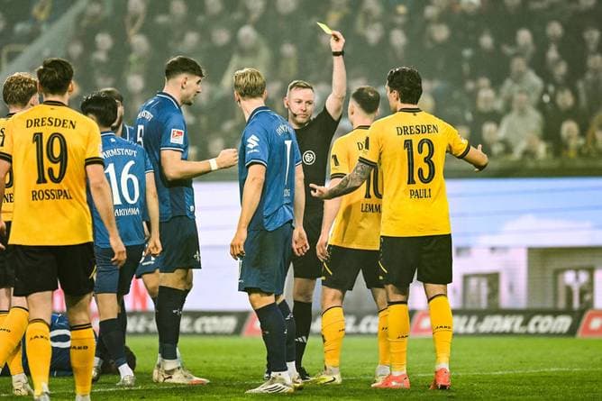 Rote Karten: Helle Aufregung in Dresden