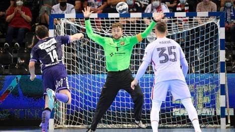 Hampus Wanne (l.) wirft vom Siebenmeterpunkt