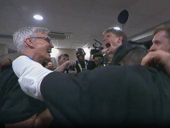 Nach dem sensationellen WM-Sieg der deutschen Basketballer flippt das Team von Herbert Gordon in der Kabine völlig aus - emotional wurde es durch die Lobeshymnen von Trainer Gordon und Kapitän Dennis Schröder allerdings auch.