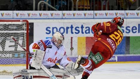 Alexander Barta (r.) verschießt den entscheidenden Penalty für die DEG