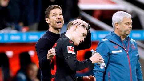 Xabi Alonso (l.) mit Florian Wirtz