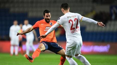 Arda Turan (l.) ist vom FC Barcelona an Istanbul Basaksehir ausgeliehen