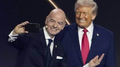 Gianni Infantino (l.) macht mit US-Präsident Donald Trump ein Selfie