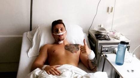 Hans Detsch liegt mit einem Nasengips im Krankenhaus