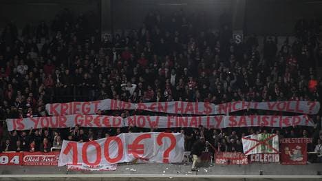 Fans des FC Bayern protestierten beim Spiel in Anderlecht gegen überteuerte Ticketpreise