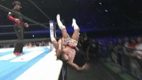 Kota Ibushi hatte bei dieser Aktion von Tetsuya Naito großes Glück im Unglück