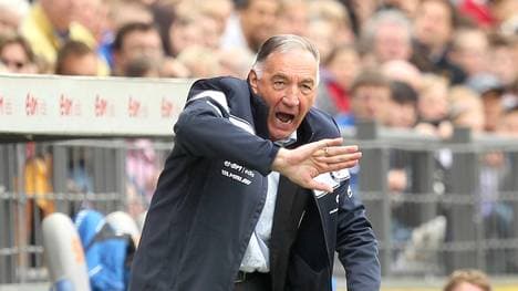 Trainer Bernd Schröder dirigiert das Spiel von Turbine Potsdam
