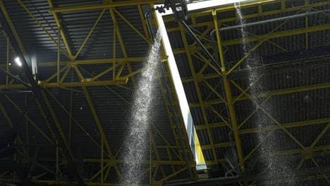 Wasser strömt das Dortmunder Stadion herunter