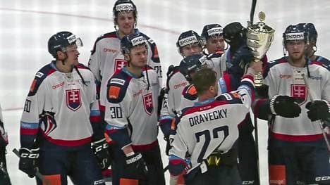 Kapitän Dravecky präsentiert seinen Kollegen den Pokal