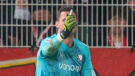 Patrick Drewes zeigt das Feuerzeug, das ihn getroffen hat