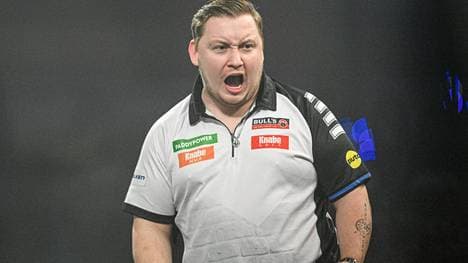 Martin Schindler steht nach einer starken Vorstellung in Runde drei der Darts-WM