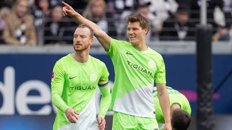 Maxi Arnold (l., mit Regenbogenbinde) und Kevin Behrens (r.)
