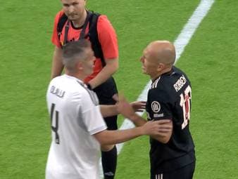 Im Halbfinale des Legends Cup im Münchner SAP-Garden geht es zwischen dem FC Bayern München und Real Madrid heiß her. Einige Ex-Profis stecken nicht zurück. 