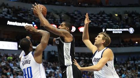LaMarcus Aldridge (M.) war gegen Dirk Nowitzki und Co. der überragende Mann