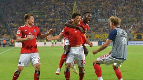 Hee-Chan Hwang wird von den Teamkollegen des Hamburger SV nach seinem Tor gefeiert