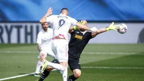 Karim Benzema von Real Madrid köpft Richtung Tor