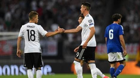 Sandro Wagner (r.) profitierte gegen San Marino von Joshua Kimmichs (l.) Vorlagen