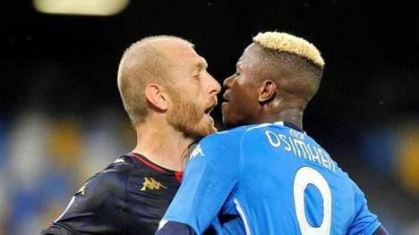 Genuas Andrea Masiello (l.) und Neapels Kalidou Koulibaly kamen sich am Sonntag gefährlich nahe