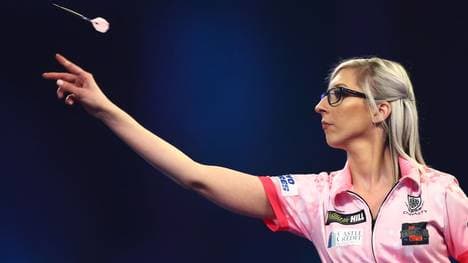 Fallon Sherrock fällt durch ihr pinkes Leibchen und die markante Brille auf