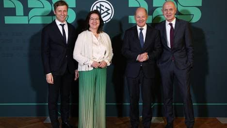 Olaf Scholz (2.v.r) besuchte die DFB-Gala
